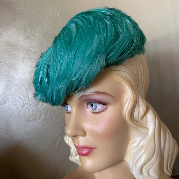 DAZZLING 1940s\' AQUA FEATHER TILT HAT WITH \